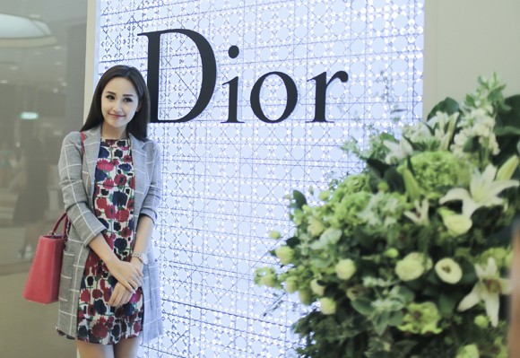 Hoa hậu Mai Phương Thuý thử đồ cho bữa tiệc lớn nhất châu Á của Dior ảnh 1 Hoa hậu Mai Phương Thuý thử đồ cho bữa tiệc lớn nhất châu Á của Dior ảnh 1