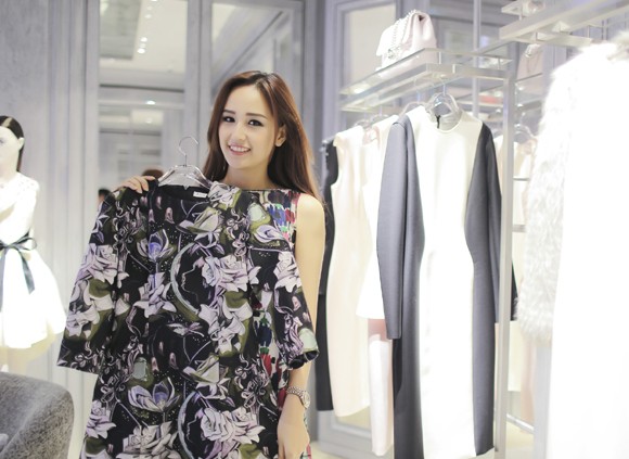 Hoa hậu Mai Phương Thuý thử đồ cho bữa tiệc lớn nhất châu Á của Dior ảnh 3 Hoa hậu Mai Phương Thuý thử đồ cho bữa tiệc lớn nhất châu Á của Dior ảnh 3
