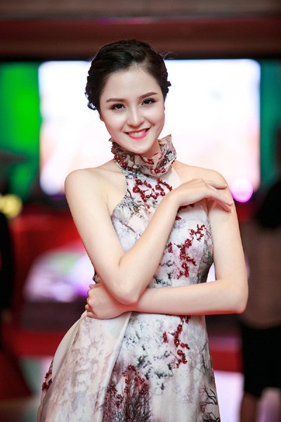 Á hậu Hoàng Anh vai trần gợi cảm đi dự sự kiện ảnh 2 Á hậu Hoàng Anh vai trần gợi cảm đi dự sự kiện ảnh 2