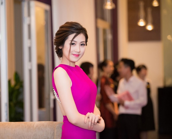Á hậu Tú Anh "kín trước hở sau" khoe nhan sắc ngọt ngào ảnh 7 Á hậu Tú Anh "kín trước hở sau" khoe nhan sắc ngọt ngào ảnh 7