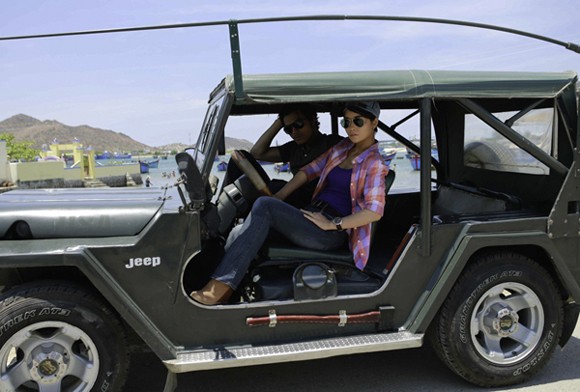 Mai Thu Huyền tạo dáng hầm hố trên xe jeep ảnh 1 Mai Thu Huyền tạo dáng hầm hố trên xe jeep ảnh 1