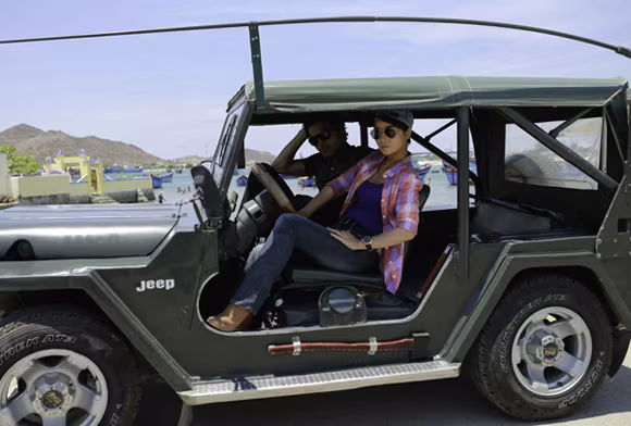 Mai Thu Huyền tạo dáng hầm hố trên xe jeep ảnh 1 Mai Thu Huyền tạo dáng hầm hố trên xe jeep ảnh 1