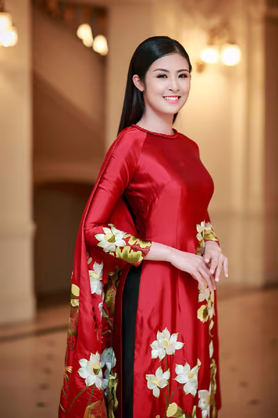 Đang lưu diễn châu Âu, Hoa hậu Ngọc Hân xuất hiện bất ngờ tại Hà Nội ảnh 2 Đang lưu diễn châu Âu, Hoa hậu Ngọc Hân xuất hiện bất ngờ tại Hà Nội ảnh 2