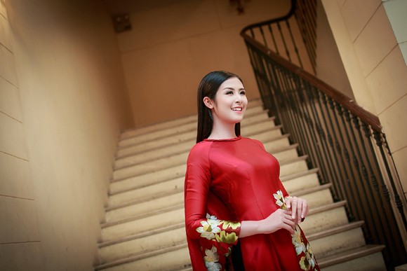 Đang lưu diễn châu Âu, Hoa hậu Ngọc Hân xuất hiện bất ngờ tại Hà Nội ảnh 4 Đang lưu diễn châu Âu, Hoa hậu Ngọc Hân xuất hiện bất ngờ tại Hà Nội ảnh 4