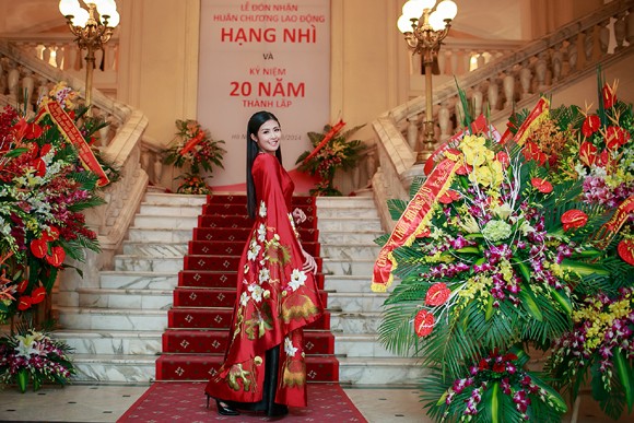Đang lưu diễn châu Âu, Hoa hậu Ngọc Hân xuất hiện bất ngờ tại Hà Nội ảnh 9 Đang lưu diễn châu Âu, Hoa hậu Ngọc Hân xuất hiện bất ngờ tại Hà Nội ảnh 9
