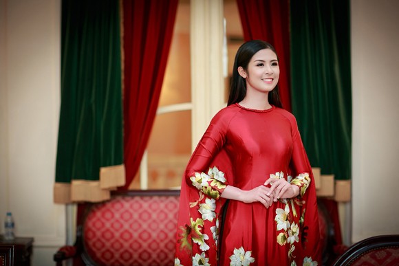 Đang lưu diễn châu Âu, Hoa hậu Ngọc Hân xuất hiện bất ngờ tại Hà Nội ảnh 8 Đang lưu diễn châu Âu, Hoa hậu Ngọc Hân xuất hiện bất ngờ tại Hà Nội ảnh 8