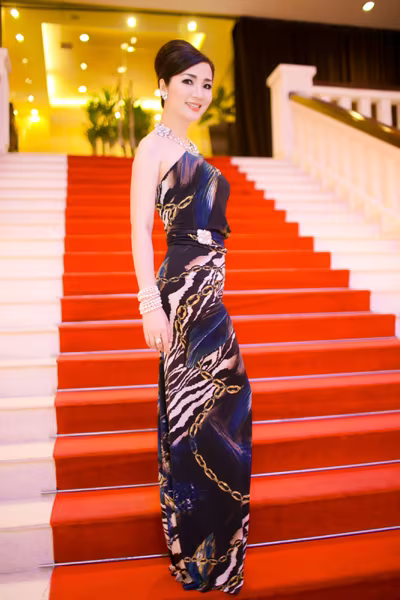 Hoa hậu Giáng My khoe lưng trần trắng nõn kiêu sa ảnh 2 Hoa hậu Giáng My khoe lưng trần trắng nõn kiêu sa ảnh 2
