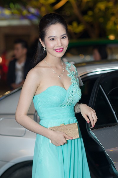 Nữ hoàng Du lịch Dương Kim Ánh kiêu sa trong trang phục tự thiết kế ảnh 1 Nữ hoàng Du lịch Dương Kim Ánh kiêu sa trong trang phục tự thiết kế ảnh 1