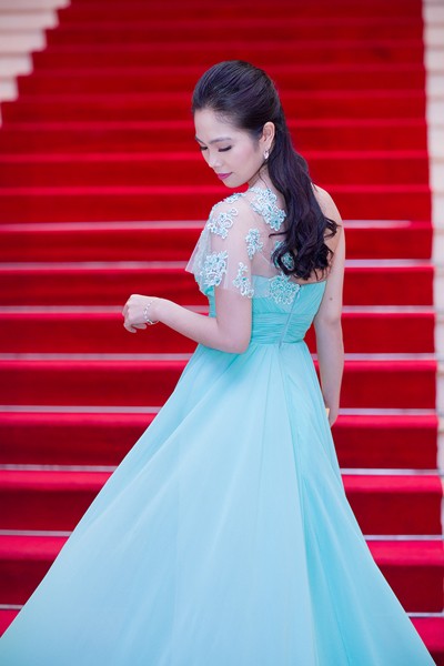 Nữ hoàng Du lịch Dương Kim Ánh kiêu sa trong trang phục tự thiết kế ảnh 2 Nữ hoàng Du lịch Dương Kim Ánh kiêu sa trong trang phục tự thiết kế ảnh 2