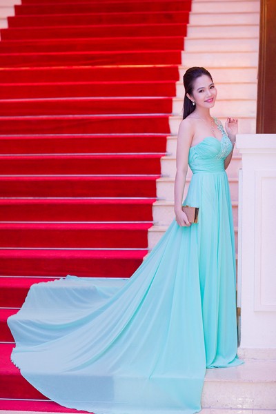 Nữ hoàng Du lịch Dương Kim Ánh kiêu sa trong trang phục tự thiết kế ảnh 3 Nữ hoàng Du lịch Dương Kim Ánh kiêu sa trong trang phục tự thiết kế ảnh 3