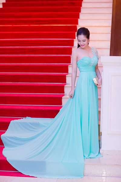 Nữ hoàng Du lịch Dương Kim Ánh kiêu sa trong trang phục tự thiết kế ảnh 4 Nữ hoàng Du lịch Dương Kim Ánh kiêu sa trong trang phục tự thiết kế ảnh 4