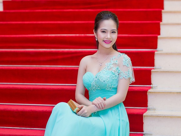 Nữ hoàng Du lịch Dương Kim Ánh kiêu sa trong trang phục tự thiết kế ảnh 5 Nữ hoàng Du lịch Dương Kim Ánh kiêu sa trong trang phục tự thiết kế ảnh 5