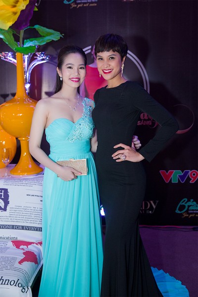 Nữ hoàng Du lịch Dương Kim Ánh kiêu sa trong trang phục tự thiết kế ảnh 8 Nữ hoàng Du lịch Dương Kim Ánh kiêu sa trong trang phục tự thiết kế ảnh 8