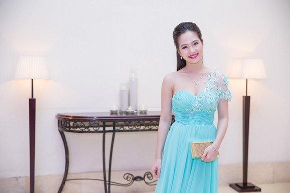 Nữ hoàng Du lịch Dương Kim Ánh kiêu sa trong trang phục tự thiết kế ảnh 12 Nữ hoàng Du lịch Dương Kim Ánh kiêu sa trong trang phục tự thiết kế ảnh 12