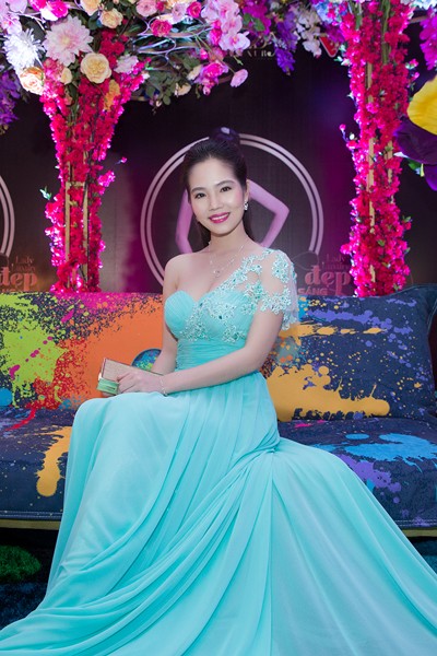Nữ hoàng Du lịch Dương Kim Ánh kiêu sa trong trang phục tự thiết kế ảnh 13 Nữ hoàng Du lịch Dương Kim Ánh kiêu sa trong trang phục tự thiết kế ảnh 13