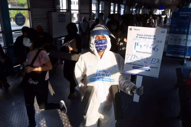 Nhân viên y tế tuyên truyền phòng chống dịch bệnh Covid-19 ở Thủ đô Jakarta, Indonesia