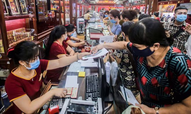 Người dân tranh thủ bán vàng trong thời điểm giá cao Người dân tranh thủ bán vàng trong thời điểm giá cao