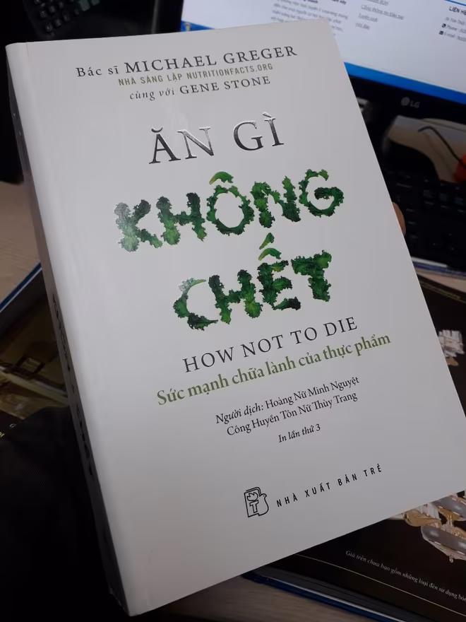 Cuốn sách “Ăn gì không chết” của Michael Greger được kỳ vọng có thể giúp những người dễ bị bệnh có thể phòng ngừa được bằng dinh dưỡng hợp lý Cuốn sách “Ăn gì không chết” của Michael Greger được kỳ vọng có thể giúp những người dễ bị bệnh có thể phòng ngừa được bằng dinh dưỡng hợp lý