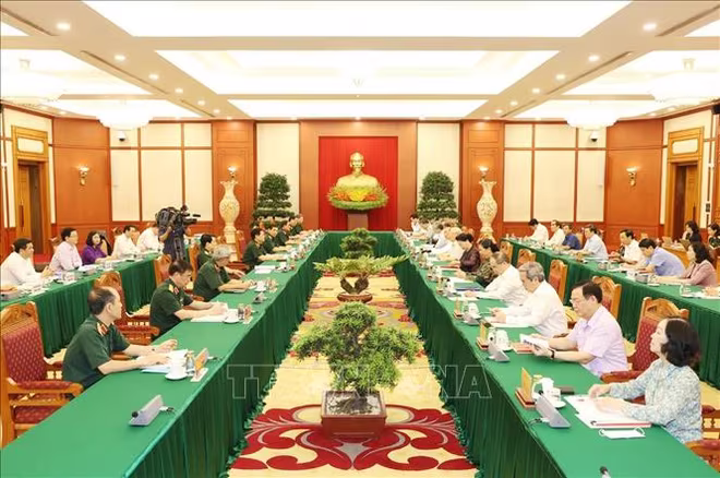 Toàn cảnh buổi làm việc của tập thể Bộ Chính trị với Ban Thường vụ Quân ủy Trung ương Toàn cảnh buổi làm việc của tập thể Bộ Chính trị với Ban Thường vụ Quân ủy Trung ương