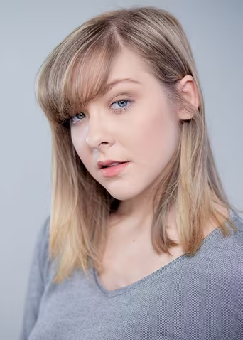 Emmalee Parker Vào vai cô gái Wendy Delaney trong “Bẫy trăng máu”, nữ diễn viên Emmalee Parker (21 tuổi) không hề kém cạnh phần nóng bỏng và xinh đẹp so với 2 bạn diễn đàn chị Katrina Bowden và India Ennenga. Emmalee Parker gắn bó với nghệ thuật từ khi còn nhỏ và bắt đầu đóng phim năm 16 tuổi. Năm 2017, Emmalee đóng phim kinh dị “Mom and Dad” và sang năm 2018 cô có vai nữ chính trong “Rock For Jesus: The Ultimate Comeback” và đóng trong phim kinh dị “The Ghost Beyond”. Emmalee Parker Vào vai cô gái Wendy Delaney trong “Bẫy trăng máu”, nữ diễn viên Emmalee Parker (21 tuổi) không hề kém cạnh phần nóng bỏng và xinh đẹp so với 2 bạn diễn đàn chị Katrina Bowden và India Ennenga. Emmalee Parker gắn bó với nghệ thuật từ khi còn nhỏ và bắt đầu đóng phim năm 16 tuổi. Năm 2017, Emmalee đóng phim kinh dị “Mom and Dad” và sang năm 2018 cô có vai nữ chính trong “Rock For Jesus: The Ultimate Comeback” và đóng trong phim kinh dị “The Ghost Beyond”.