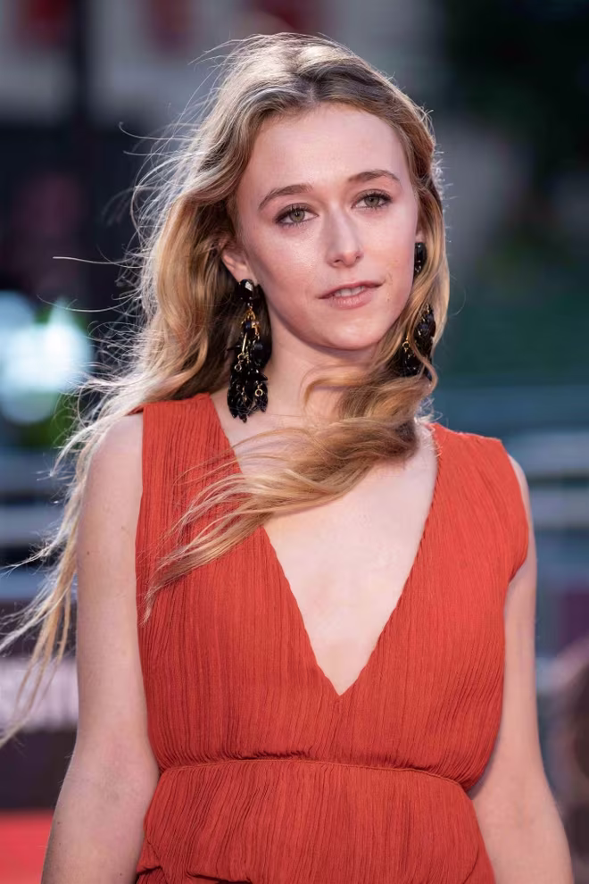 India Ennenga Nữ diễn viên 25 tuổi này sinh ra trong một gia đình giàu truyền thống nghệ thuật (mẹ là nữ đạo diễn Laurie Weltz). Cô theo chân mẹ đóng phim từ bé và dần khẳng định tài nghệ diễn xuất với các phim hài tình cảm (“The Women”, 2008) lẫn dòng phim kinh dị giật gân (như “The Returned” hay “Charlie Says”). Đặc biệt năm 2019, India Ennenga được đạo diễn Martin Scorsese chọn vào vai diễn con gái của trùm tội phạm Frank Sheeran (Robert De Niro đóng) trong phim “The Irishman” đình đám do Netflix đầu tư. Nhân vật Lisa do India thủ vai trong phim “Bẫy trăng máu” có nét ngây thơ nhưng cũng không kém phần bí hiểm và khiến khán giả phải tìm hiểu xem cô có mối liên hệ nào với “quái vật” hay không. India Ennenga Nữ diễn viên 25 tuổi này sinh ra trong một gia đình giàu truyền thống nghệ thuật (mẹ là nữ đạo diễn Laurie Weltz). Cô theo chân mẹ đóng phim từ bé và dần khẳng định tài nghệ diễn xuất với các phim hài tình cảm (“The Women”, 2008) lẫn dòng phim kinh dị giật gân (như “The Returned” hay “Charlie Says”). Đặc biệt năm 2019, India Ennenga được đạo diễn Martin Scorsese chọn vào vai diễn con gái của trùm tội phạm Frank Sheeran (Robert De Niro đóng) trong phim “The Irishman” đình đám do Netflix đầu tư. Nhân vật Lisa do India thủ vai trong phim “Bẫy trăng máu” có nét ngây thơ nhưng cũng không kém phần bí hiểm và khiến khán giả phải tìm hiểu xem cô có mối liên hệ nào với “quái vật” hay không.