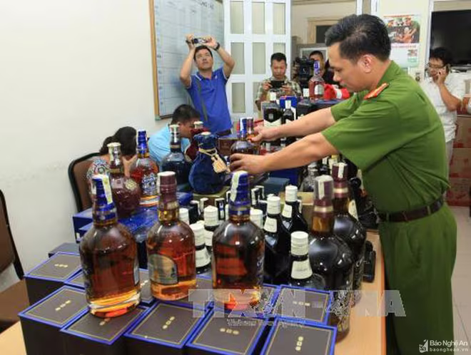 Công an Hà Nội triệt phá ổ nhóm sản xuất, tiêu thụ rượu ngoại giả