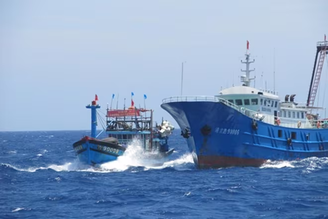 Tàu sắt to lớn của Trung Quốc dùng sức mạnh tấn công tàu cá vỏ gỗ của Việt Nam khi đang khai thác hải sản trong vùng biển thuộc chủ quyền của Việt Nam Tàu sắt to lớn của Trung Quốc dùng sức mạnh tấn công tàu cá vỏ gỗ của Việt Nam khi đang khai thác hải sản trong vùng biển thuộc chủ quyền của Việt Nam