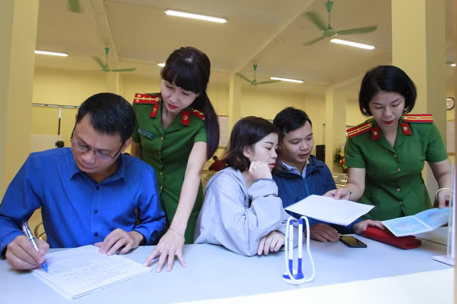 Tận tình hướng dẫn người dân làm thủ tục cấp căn cước - Ảnh: lam thanh Tận tình hướng dẫn người dân làm thủ tục cấp căn cước - Ảnh: lam thanh