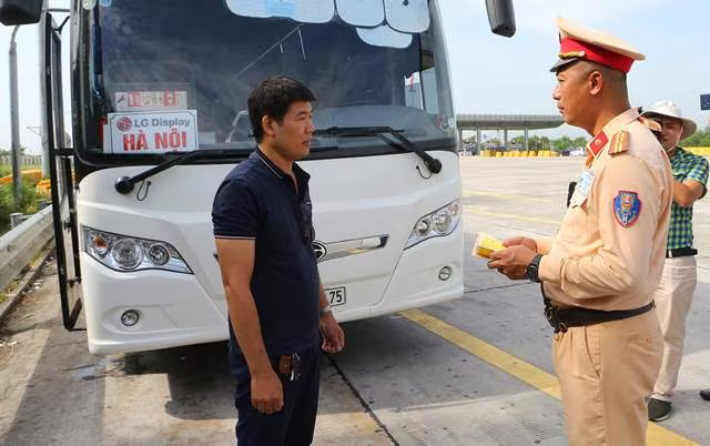 Lực lượng CSGT kiểm tra xe khách chạy trên tuyến cao tốc Hà Nội-Hải Phòng Lực lượng CSGT kiểm tra xe khách chạy trên tuyến cao tốc Hà Nội-Hải Phòng