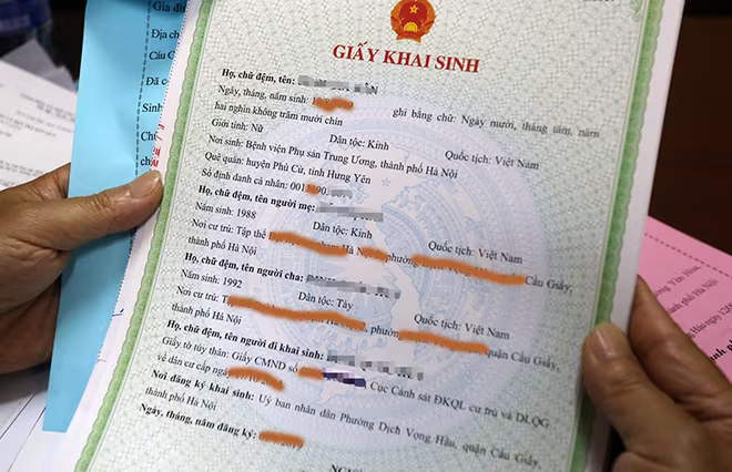 Sau khi xác minh kiểm tra hồ sơ, cán bộ hộ tịch sẽ thực hiện cấp lại Giấy khai sinh (Ảnh minh họa) Sau khi xác minh kiểm tra hồ sơ, cán bộ hộ tịch sẽ thực hiện cấp lại Giấy khai sinh (Ảnh minh họa)