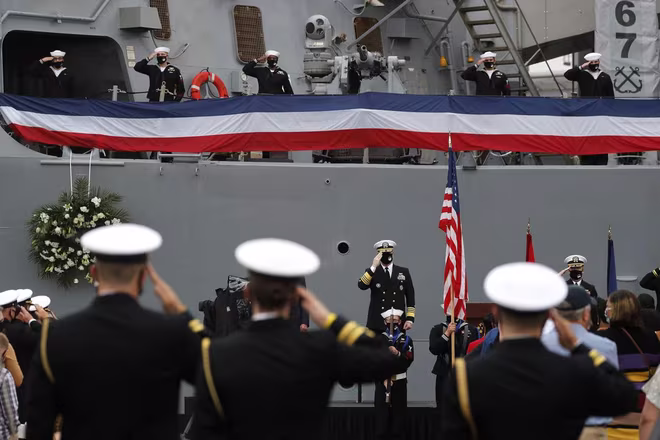 Đô đốc Hải quân Michael M. Gilday chủ trì lễ mặc niệm tưởng nhớ các nạn nhân trên tàu USS Cole bị đánh bom 20 năm trước Đô đốc Hải quân Michael M. Gilday chủ trì lễ mặc niệm tưởng nhớ các nạn nhân trên tàu USS Cole bị đánh bom 20 năm trước