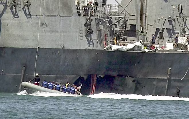 Chiếc xuồng chở thuốc nổ lao vào tàu USS Cole đã khoét một hố rộng Chiếc xuồng chở thuốc nổ lao vào tàu USS Cole đã khoét một hố rộng