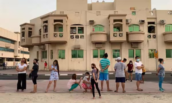 Lao động nhập cư thất nghiệp xếp hàng nhận gạo hỗ trợ ở Dubai