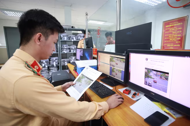 Hình ảnh của camera giám sát sẽ được ghi lại và truyền về Trung tâm chỉ huy điều khiển giao thông Ảnh: LAM THANH Hình ảnh của camera giám sát sẽ được ghi lại và truyền về Trung tâm chỉ huy điều khiển giao thông Ảnh: LAM THANH