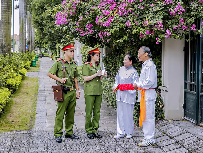 Mỗi cán bộ, chiến sĩ Công an thực sự là một chiến sĩ tiên phong trên mặt trận dân vận của Đảng, của lực lượng Công an nhân dân Mỗi cán bộ, chiến sĩ Công an thực sự là một chiến sĩ tiên phong trên mặt trận dân vận của Đảng, của lực lượng Công an nhân dân
