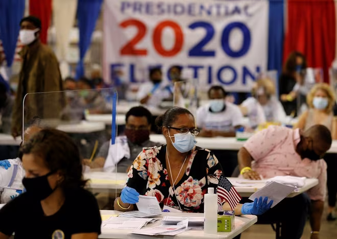 Việc kiểm phiếu chưa kết thúc tại các bang chiến trường nhưng giới phân tích cho rằng đường vào Nhà Trắng của ông Joe Biden rộng mở hơn ông Donald Trump