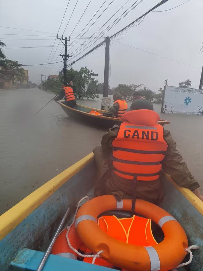 Công an xã Quảng Hòa chèo thuyền đi hỗ trợ người dân Công an xã Quảng Hòa chèo thuyền đi hỗ trợ người dân