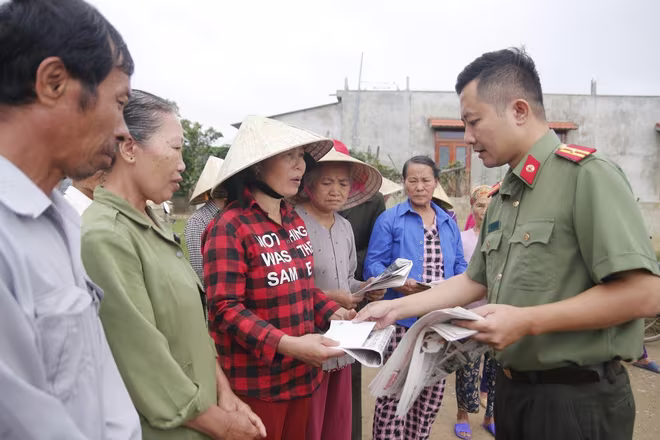 Thiếu tá Chu Quốc Dũng, Phó Tổng biên tập Báo ANTĐ chia sẻ, động viên bà con ở rốn lũ ở xã Hiền Ninh, huyện Quảng Ninh, tỉnh Quảng Bình Thiếu tá Chu Quốc Dũng, Phó Tổng biên tập Báo ANTĐ chia sẻ, động viên bà con ở rốn lũ ở xã Hiền Ninh, huyện Quảng Ninh, tỉnh Quảng Bình