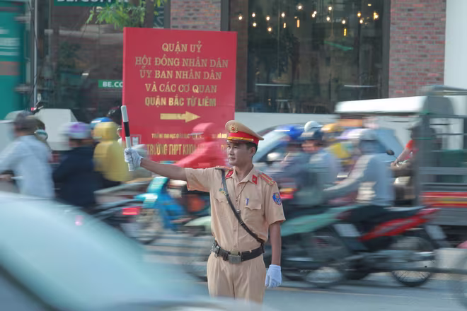 Cảnh sát giao thông, CATP Hà Nội nỗ lực phân luồng đảm bảo ATGT - Ảnh: LAM THANH Cảnh sát giao thông, CATP Hà Nội nỗ lực phân luồng đảm bảo ATGT - Ảnh: LAM THANH