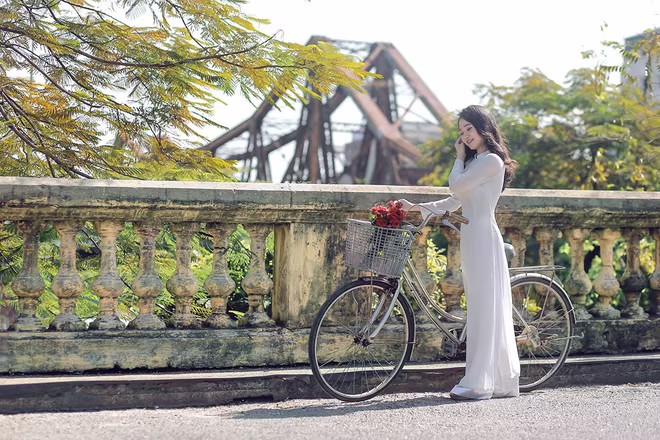 Áo dài theo thời gian có rất nhiều biến thể, nhưng nguyên lý hai vạt áo và cách cài khuy cạnh vẫn chưa có gì đổi khác