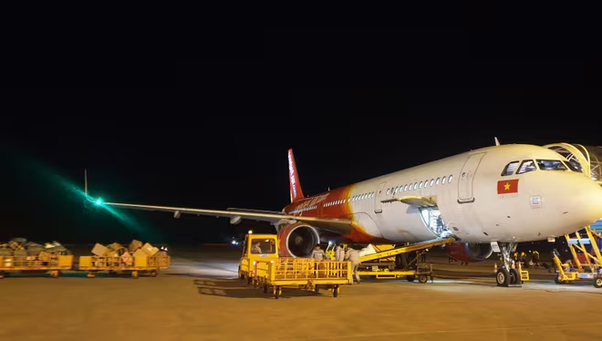 Vietjet vận chuyển hàng hóa miễn phí cứu trợ đồng bào miền Trung bị lũ lụt