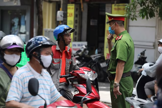 Hà Nội quyết liệt thực hiện biện pháp phòng chống dịch, nhất là việc đeo khẩu trang
