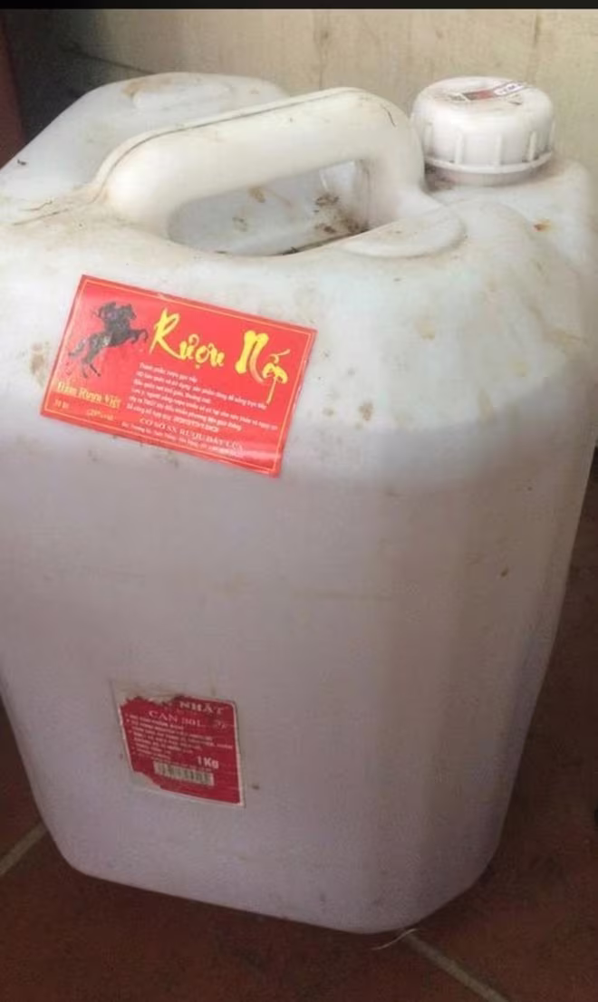 Sản phẩm rượu nếp của cơ sở sản xuất ở Hưng Yên liên quan đến 2 vụ ngộ độc rượu nghiêm trọng Sản phẩm rượu nếp của cơ sở sản xuất ở Hưng Yên liên quan đến 2 vụ ngộ độc rượu nghiêm trọng