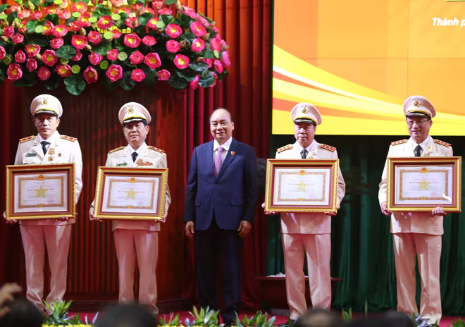 Thay mặt lãnh đạo Đảng, Nhà nước, Thủ tướng Chính phủ Nguyễn Xuân Phúc đã trao Huân chương Quân công tặng các đồng chí lãnh đạo Bộ Công an Thay mặt lãnh đạo Đảng, Nhà nước, Thủ tướng Chính phủ Nguyễn Xuân Phúc đã trao Huân chương Quân công tặng các đồng chí lãnh đạo Bộ Công an