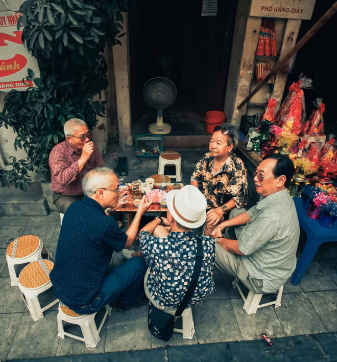 Những quán cóc vỉa hè luôn thu hút mọi lứa tuổi ngồi trò chuyện hàn huyên Những quán cóc vỉa hè luôn thu hút mọi lứa tuổi ngồi trò chuyện hàn huyên