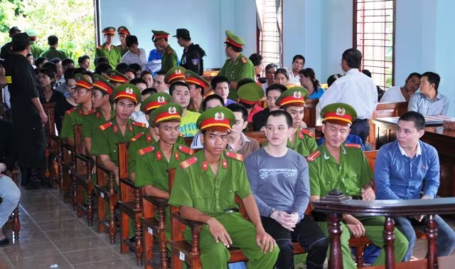 Lực lượng Công an thực hiện nhiệm vụ bảo vệ tại một phiên tòa Lực lượng Công an thực hiện nhiệm vụ bảo vệ tại một phiên tòa