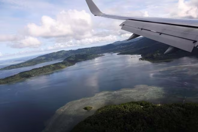 Vùng trời phía trên sân bay quốc tế Pohnpei ở Kolonia, Liên bang Micronesia