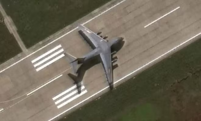 Máy bay vận tải lớn nhất Y-20 của Trung Quốc được cho đã hạ cánh xuống sân bay trên đảo nhân tạo đá Chữ Thập thuộc quần đảo Trường Sa của Việt Nam bị Trung Quốc chiếm đóng trái phép