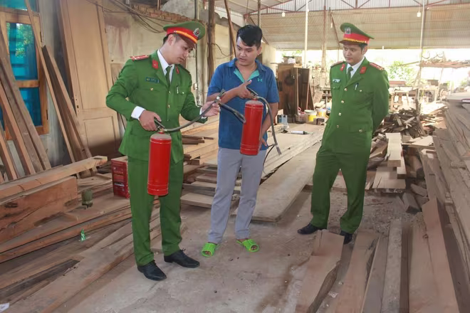 Công tác kiểm tra các thiết bị phòng cháy, chữa cháy được tiến hành thường xuyên nhằm phát hiện các vi phạm về phòng cháy Công tác kiểm tra các thiết bị phòng cháy, chữa cháy được tiến hành thường xuyên nhằm phát hiện các vi phạm về phòng cháy