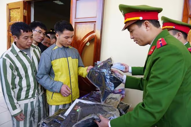 Các phạm nhân tại Trại tạm giam số 1, CATP Hà Nội nhận quyết định đặc xá Các phạm nhân tại Trại tạm giam số 1, CATP Hà Nội nhận quyết định đặc xá